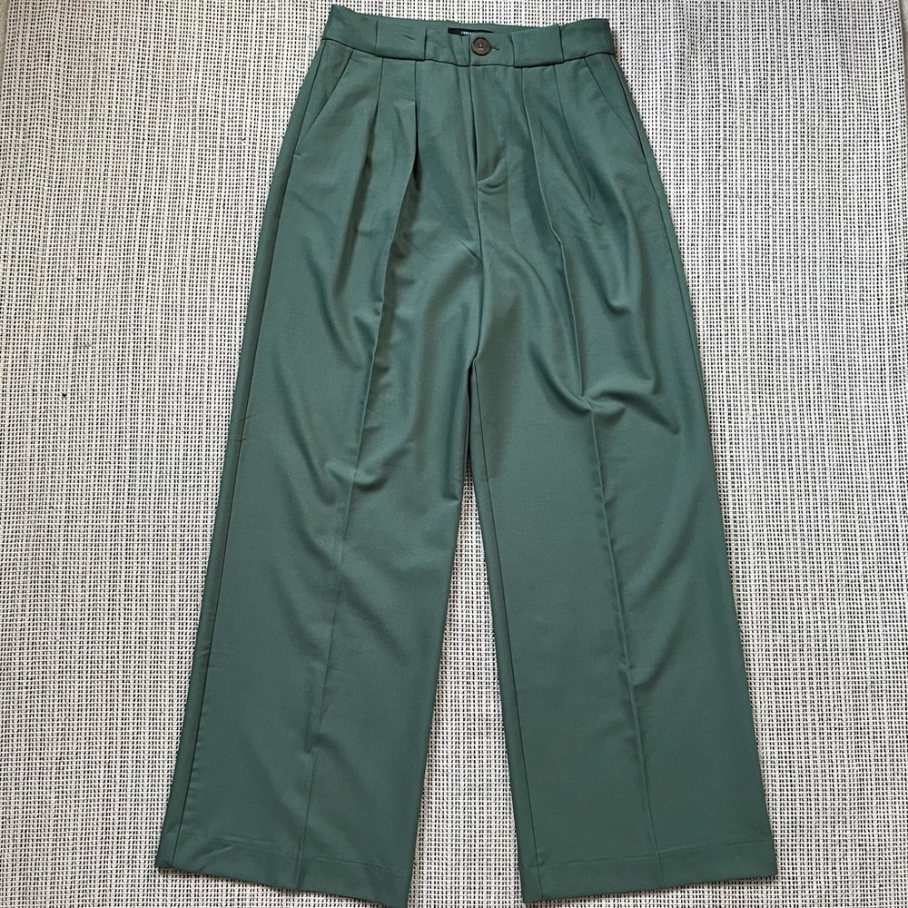 Forever 21 Womens Green Pleated Trousers with Wide Leg Size Medium